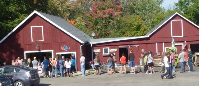 The Dexter Cider Mill was jam-packed, as expected. Fortunately, I got my apples on the trail!